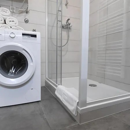 K&p - Luxurious Retreat - Brand New !!